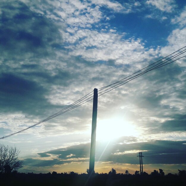 Photo low angle view of silhouette electricity pylon against sky