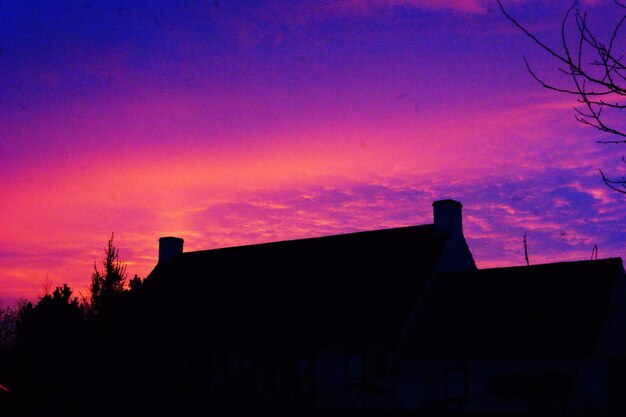 Foto vista a bassa angolazione della casa a silhouette contro il cielo durante il tramonto