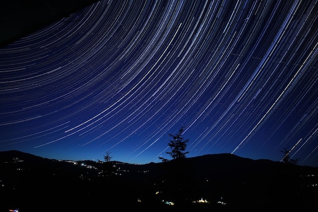 夜の空に照らされたシルエット雷の低角度の眺め