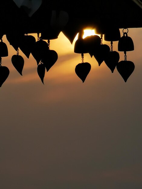 Foto vista a basso angolo delle luci di silhouette contro il cielo durante il tramonto