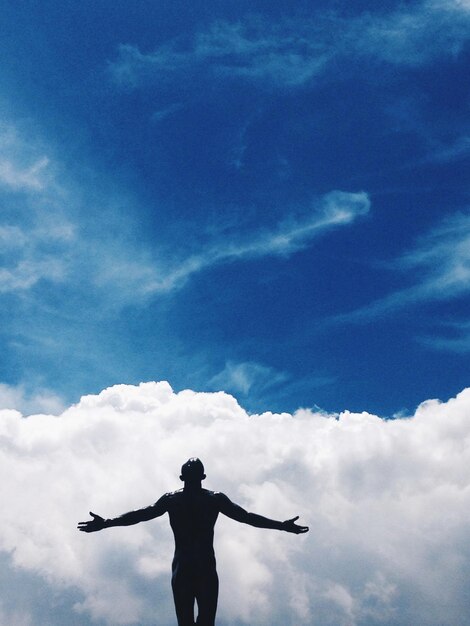 Foto vista a basso angolo dell'uomo a silhouette in piedi contro il cielo