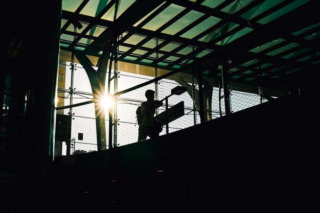 Photo low angle view of silhouette man standing by window