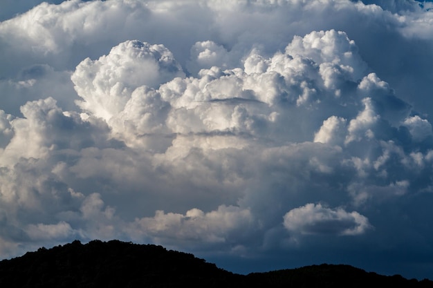 雲の空を背景にしたシルエット山の低角度の景色