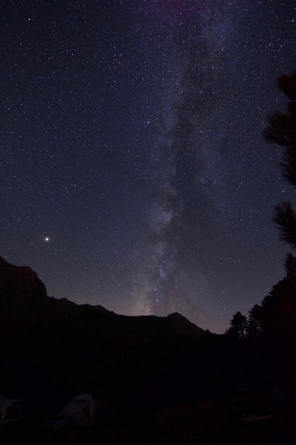 夜空を背景にした山のシルエットの低角度の景色