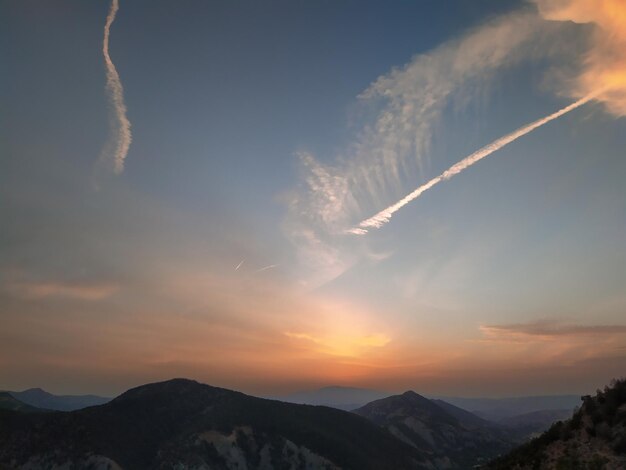 Foto vista a basso angolo delle silhouette delle montagne contro il cielo durante il tramonto