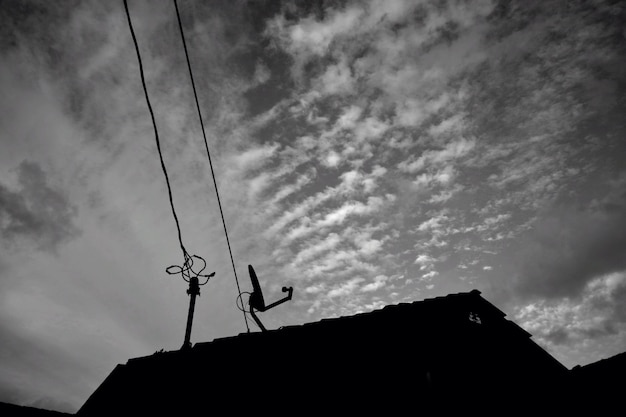 Photo low angle view of silhouette roof against sky