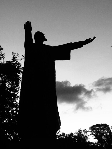 Foto vista a basso angolo della silhouette della statua