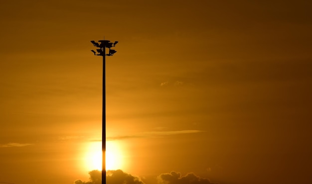 Foto vista a basso angolo della luce stradale a silhouette contro il cielo romantico al tramonto