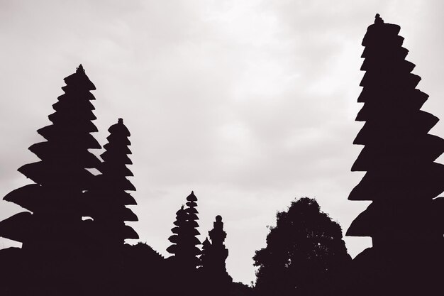 Foto vista a basso angolo della silhouette delle torri del tempio