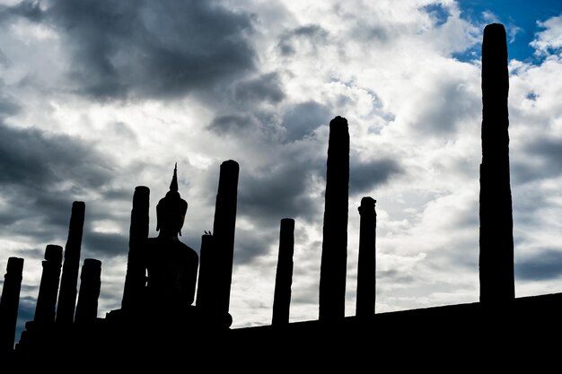 Photo low angle view of silhouette wooden posts against sky
