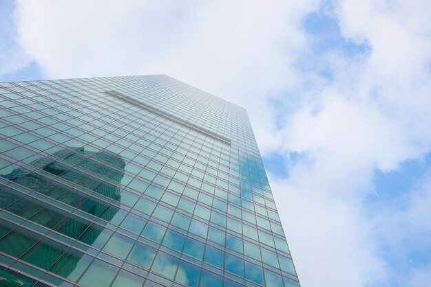 Низкий угол обзора сингапурского городского здания на фоне голубого неба
