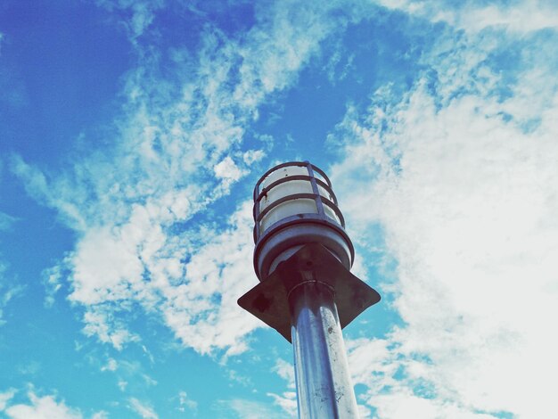 Photo low angle view of siren light against cloudy sky