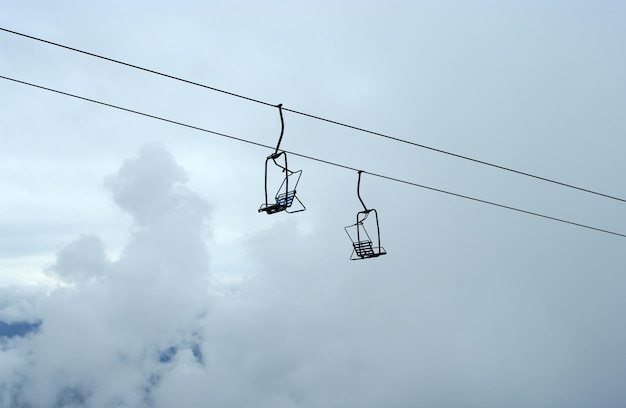 空に向かってスキーリフトの低角度の景色