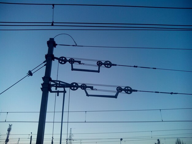 Photo low angle view of ski lift ropes against clear blue sky at dusk