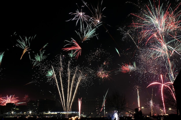 爆弾で照らされた空の低角度の景色