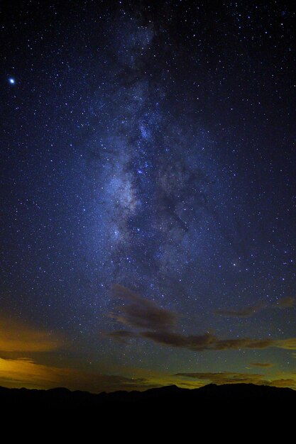 Photo low angle view of sky at night