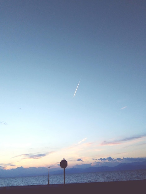 Photo low angle view of sky over sea during sunset