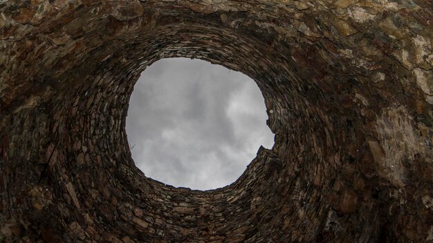 Foto vista a basso angolo del cielo vista attraverso il buco