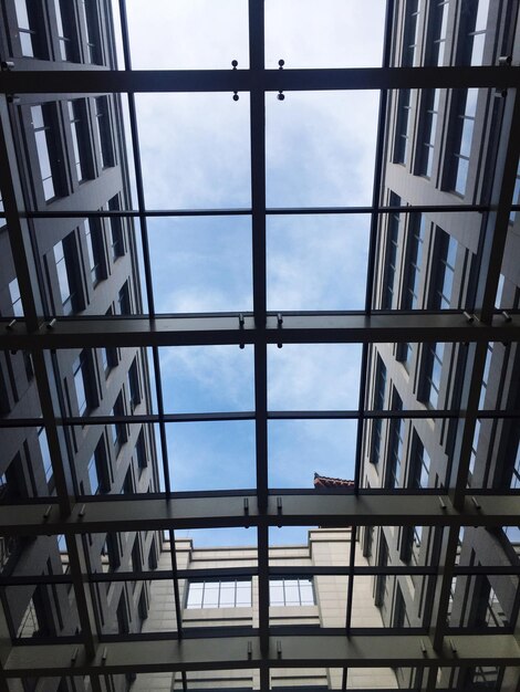 Photo low angle view of sky seen through window