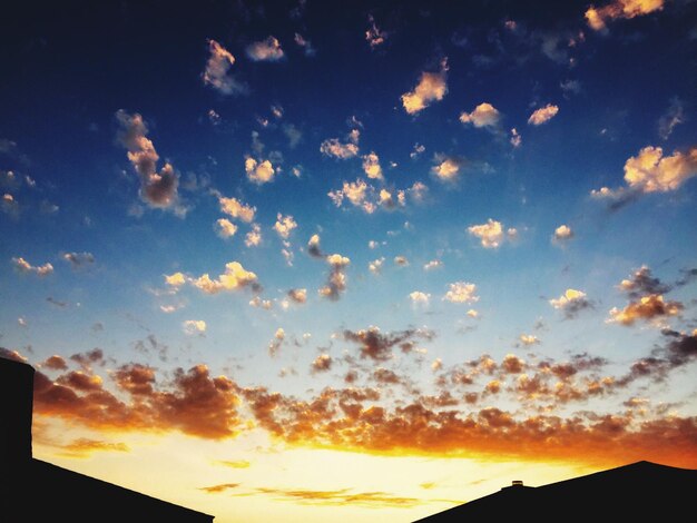 Foto vista a basso angolo del cielo al tramonto