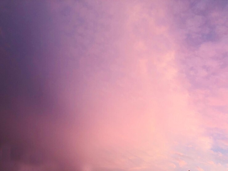 Фотография низкоугольный вид неба во время захода солнца