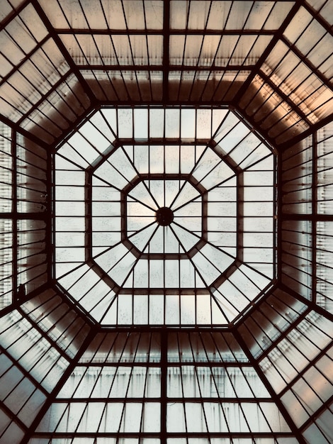 Photo low angle view of skylight in building