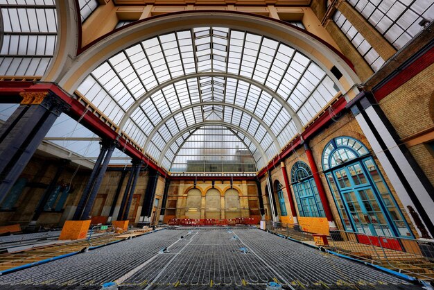 Photo low angle view of skylight in building