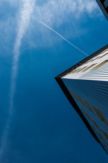 Photo low angle view of skyscraper against sky