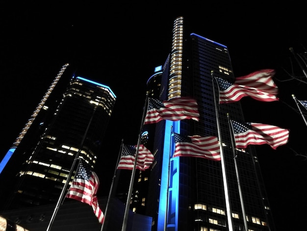 Photo low angle view of skyscraper at night