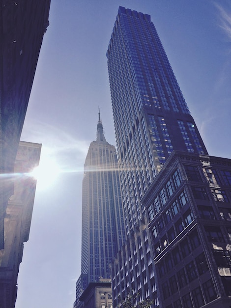 Photo low angle view of skyscrapers against blue sky