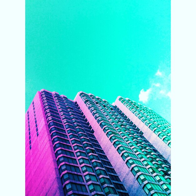 Photo low angle view of skyscrapers against blue sky