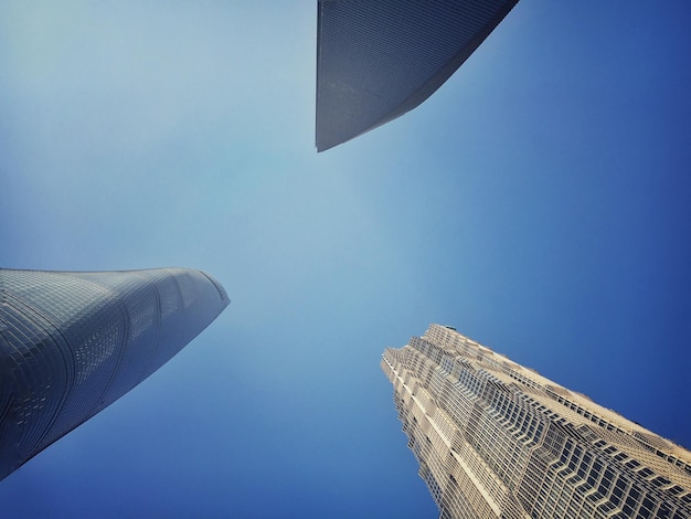 Foto vista a basso angolo dei grattacieli contro un cielo blu limpido