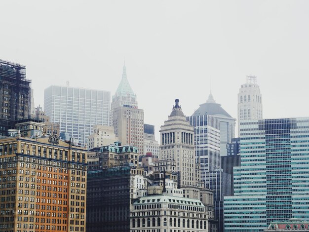 Photo low angle view of skyscrapers against clear sky