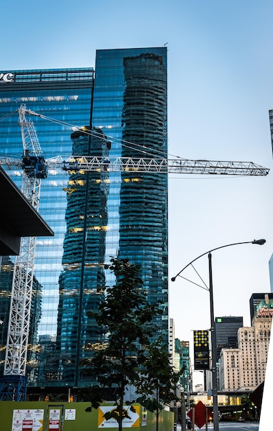 Photo low angle view of skyscrapers against clear sky