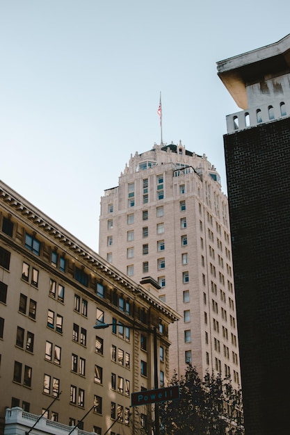 Photo low angle view of skyscrapers against clear sky