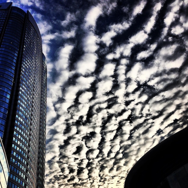 Foto vista a bassa angolazione dei grattacieli contro un cielo nuvoloso