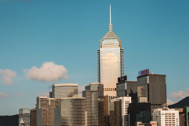 Photo low angle view of skyscrapers against sky