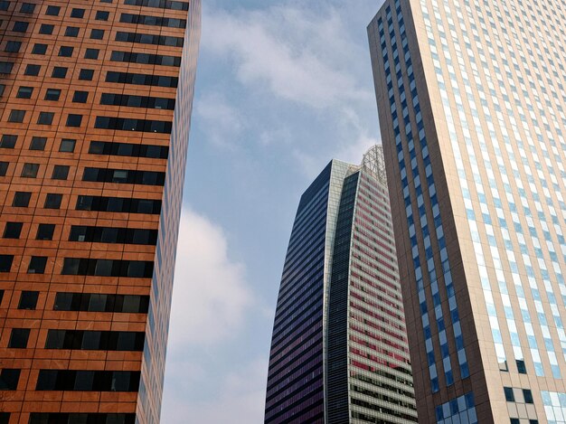 Photo low angle view of skyscrapers against sky