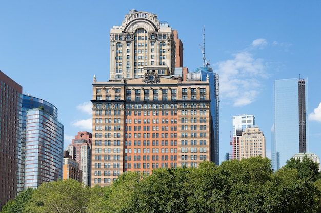 Photo low angle view of skyscrapers against sky