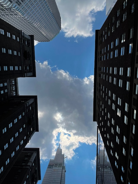 Foto vista a basso angolo dei grattacieli contro il cielo