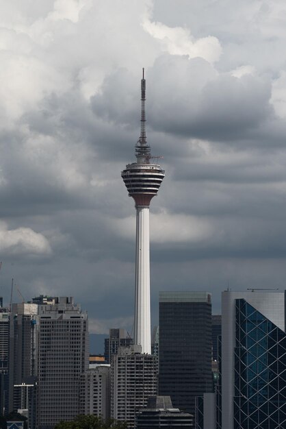 Photo low angle view of skyscrapers against sky