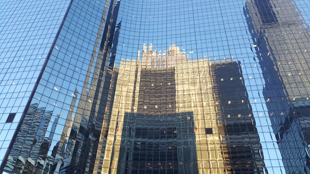 Photo low angle view of skyscrapers against sky