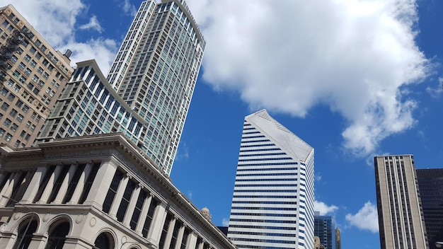 Photo low angle view of skyscrapers against sky