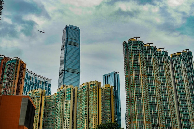 Photo low angle view of skyscrapers against sky