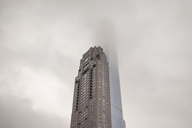 Photo low angle view of skyscrapers against sky