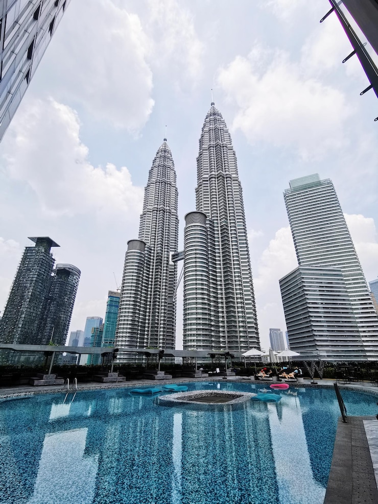 Photo low angle view of skyscrapers against sky