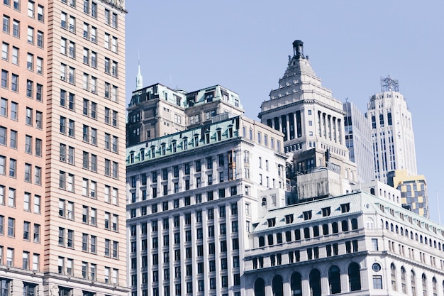 Photo low angle view of skyscrapers against sky