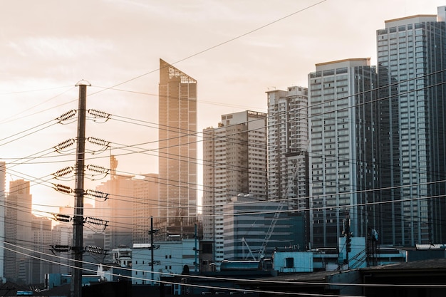 Photo low angle view of skyscrapers against sky