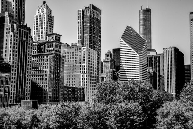 Photo low angle view of skyscrapers against sky