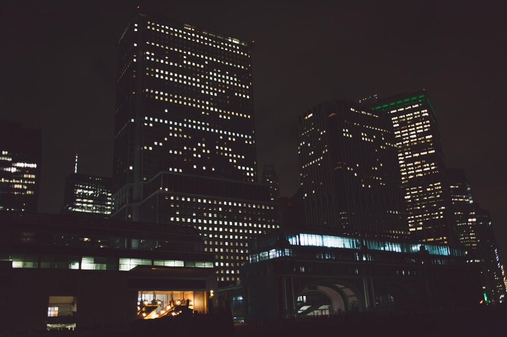 Photo 밤 에 조명 된 초고층 건물 들 의 낮은 각도 광경